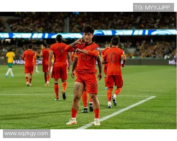 足球明星意外受伤瞬间曝光引发球迷热议与关注